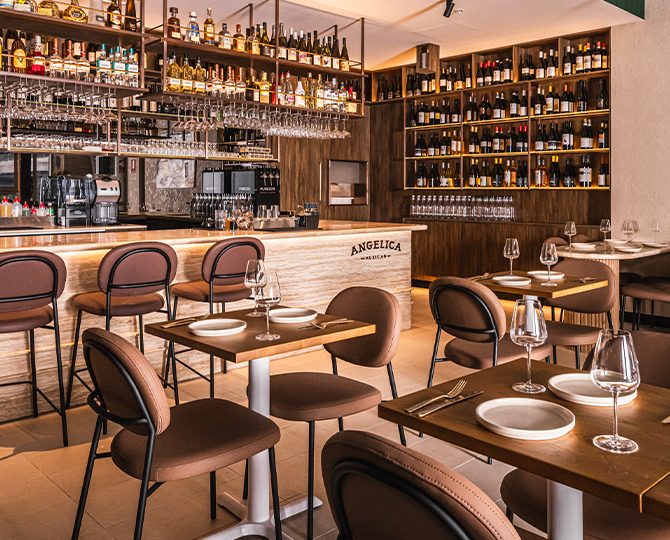 Bar and dining room in timber and stone at Angelica Norwest